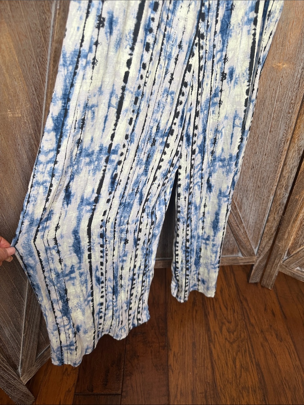 Gilli Blue and White Jumpsuit Romper with Pockets Size Large NWOT - Picture 4 of 13